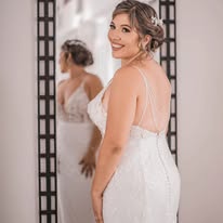 Novia sonriendo frente a un espejo