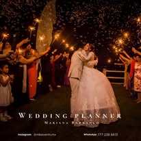Salida de novios entre luces y bengalas